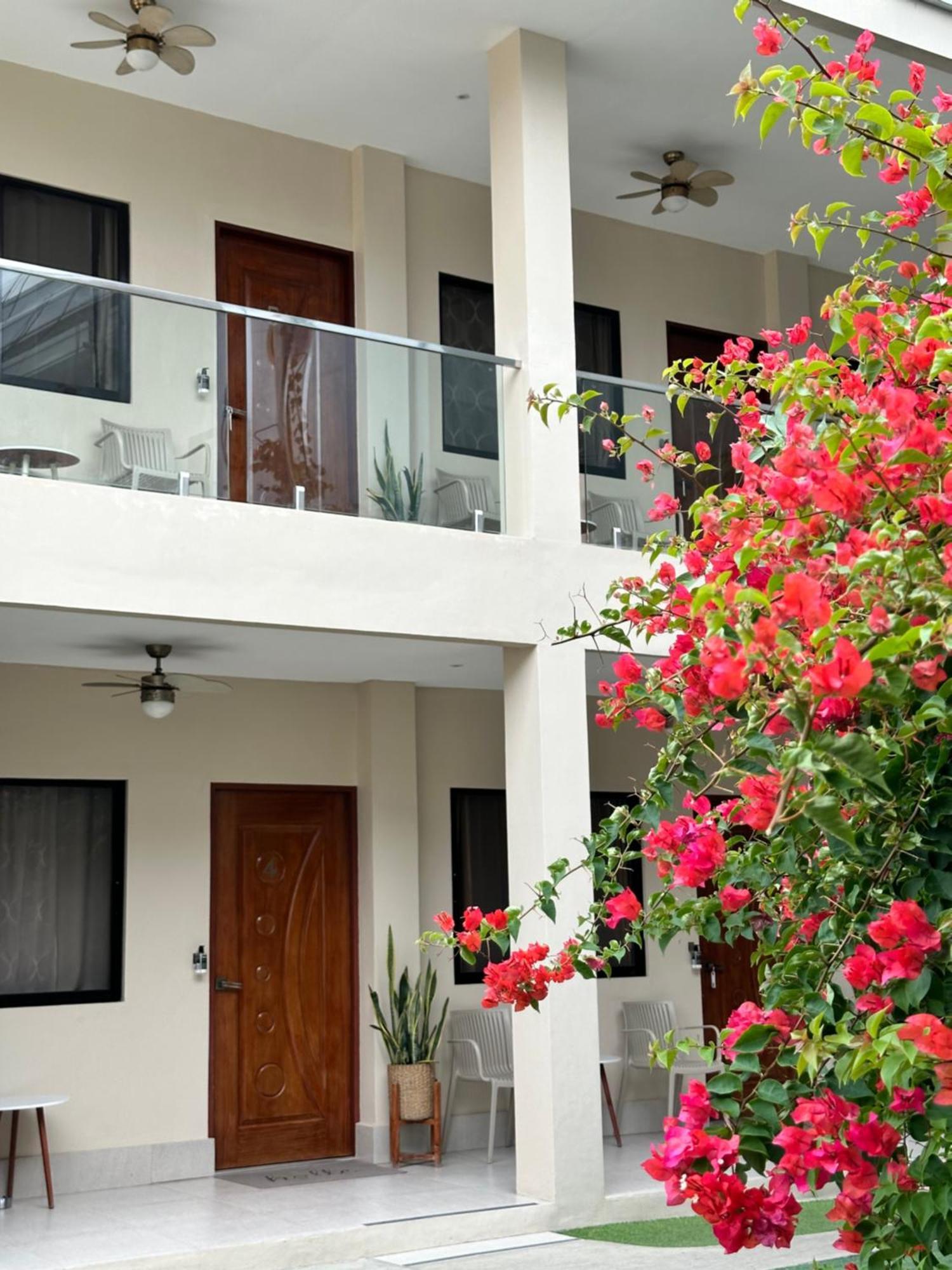 Harman Suites Moalboal Buitenkant foto
